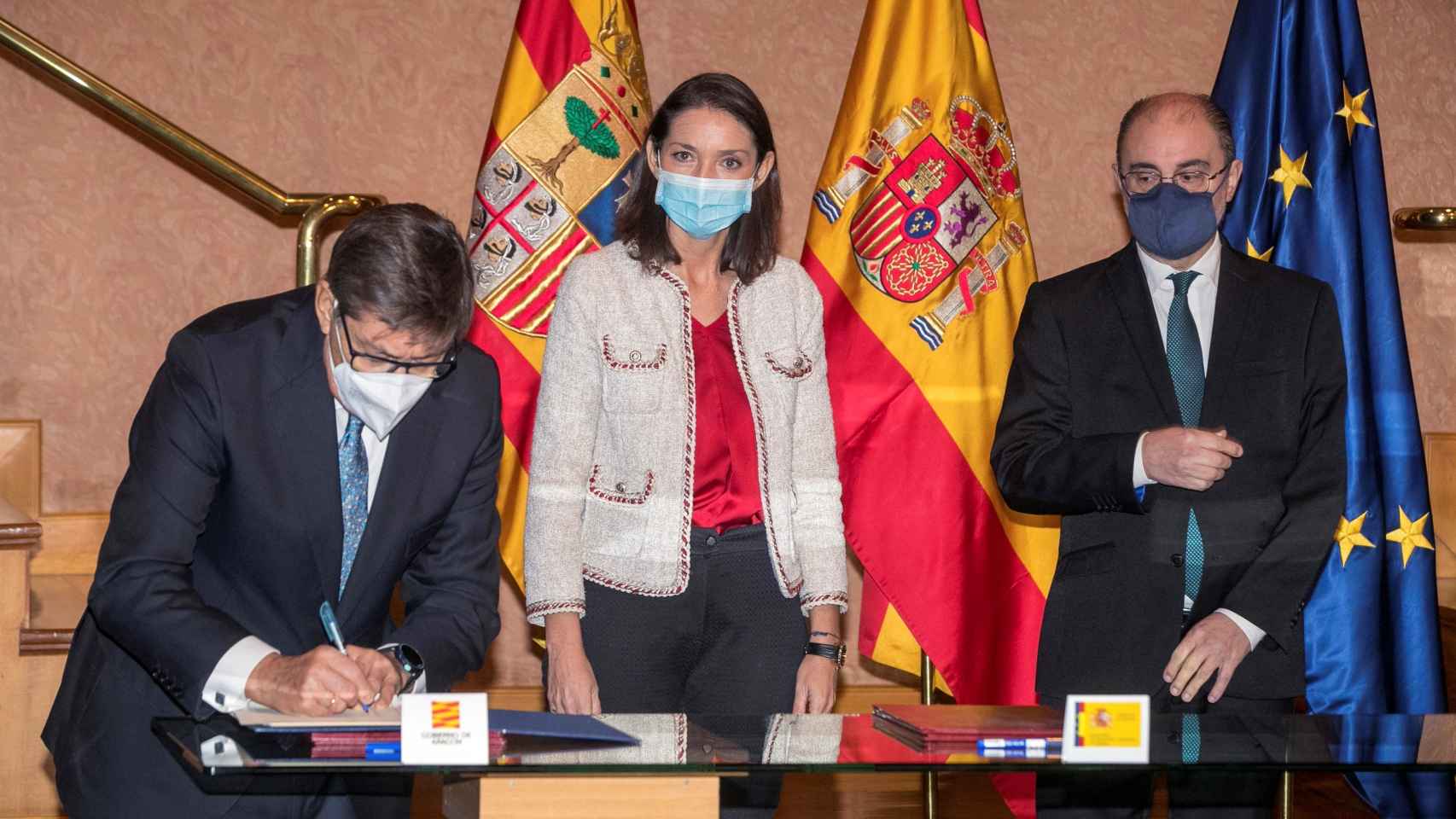 La ministra de Industria, Reyes Maroto, junto al presidente del Gobierno de Aragón, Javier Lambán y el consejero de Industria, Arturo Aliaga.