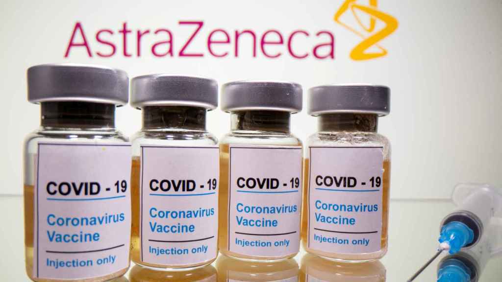 Frascos, una jeringa y el logotipo de AstraZeneca. La conocida como vacuna de Oxford contra a la Covid-19.