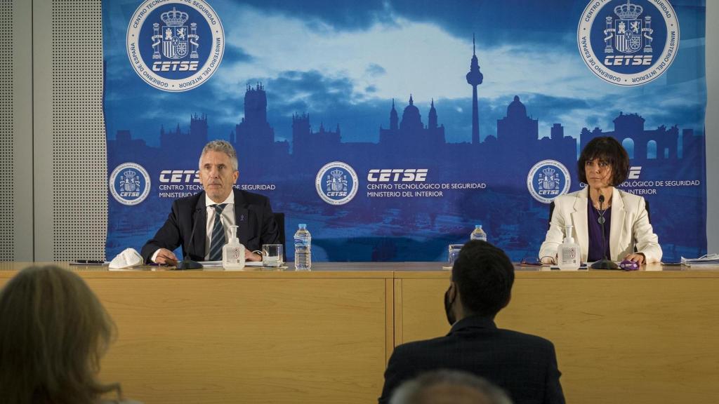 El ministro del Interior, Fernando Grande-Marlaska (i) junto a la secretaria de Estado de Seguridad, María Jesús Cantos (d) durante la presentación.