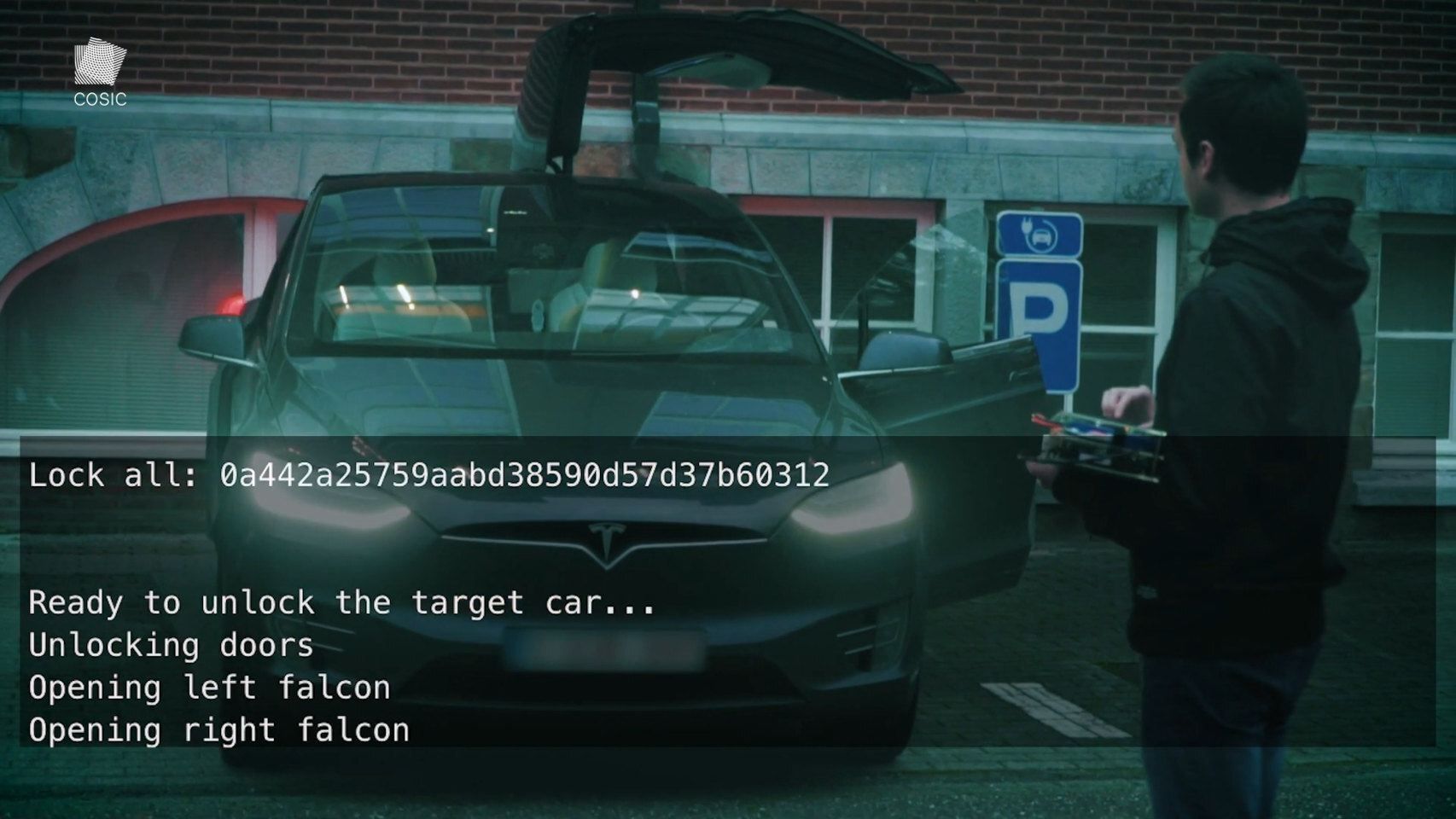 Un hacker abre las puertas de un Tesla Model X a distancia