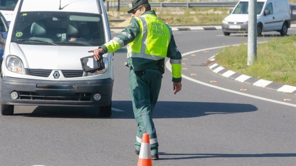 Un Guardia Civil para a un coche.