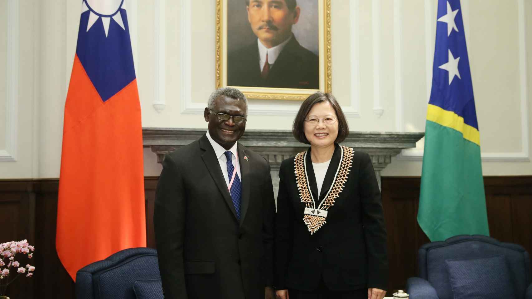 Manasseh Sogavare, izquierda, junto con la presidenta de Taiwán
