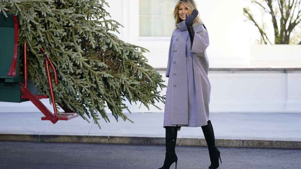 Melania Trump a las puertas de la Casa Blanca recibiendo el árbol de Navidad.