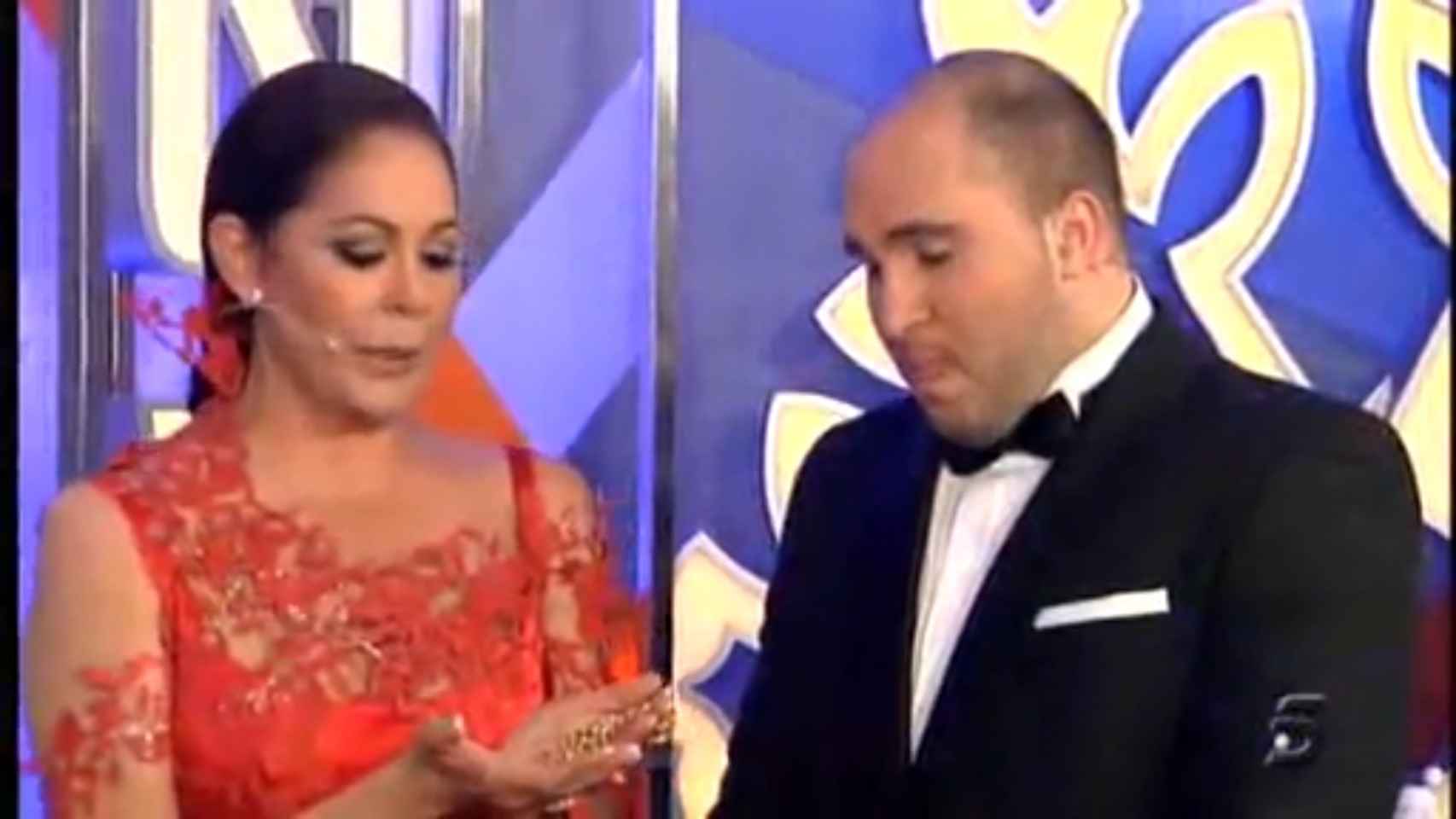 Isabel Pantoja entregó a su hijo el cordón de oro de su difunto esposo durante las Campanadas 2011.