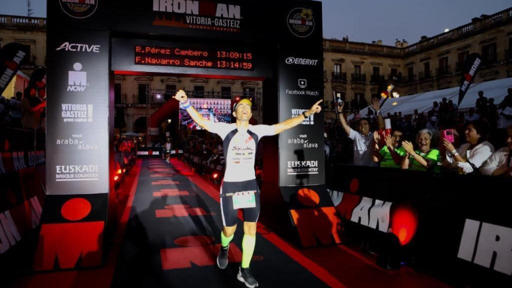 Raúl Pérez completando los dos Ironman en un solo día