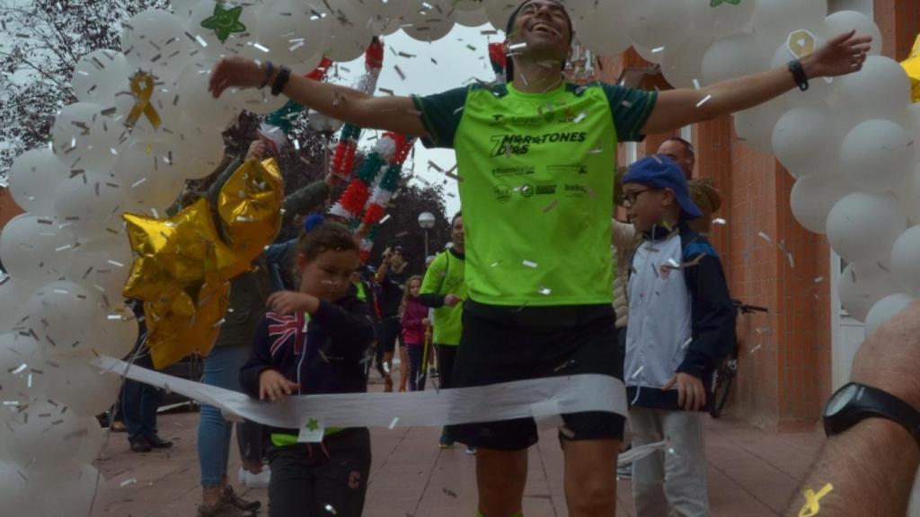 Raúl Pérez, tras completar el reto de las siete maratones para recaudar fondos para la lucha contra el cáncer infantil