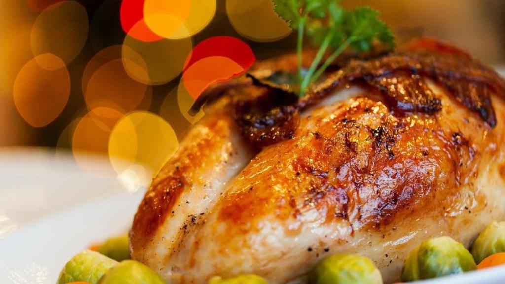 Un pavo asado listo para trinchar.