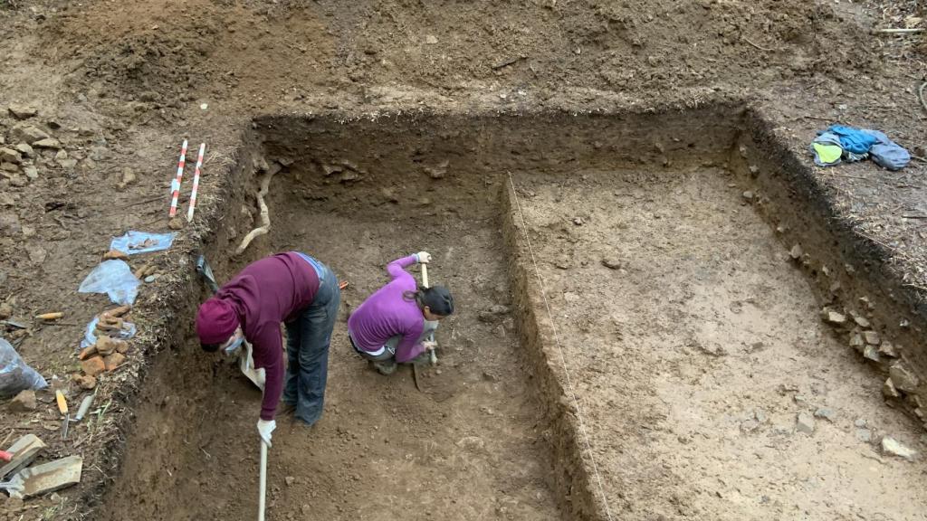 Dos arqueólogas trabajando en un yacimiento gallego.