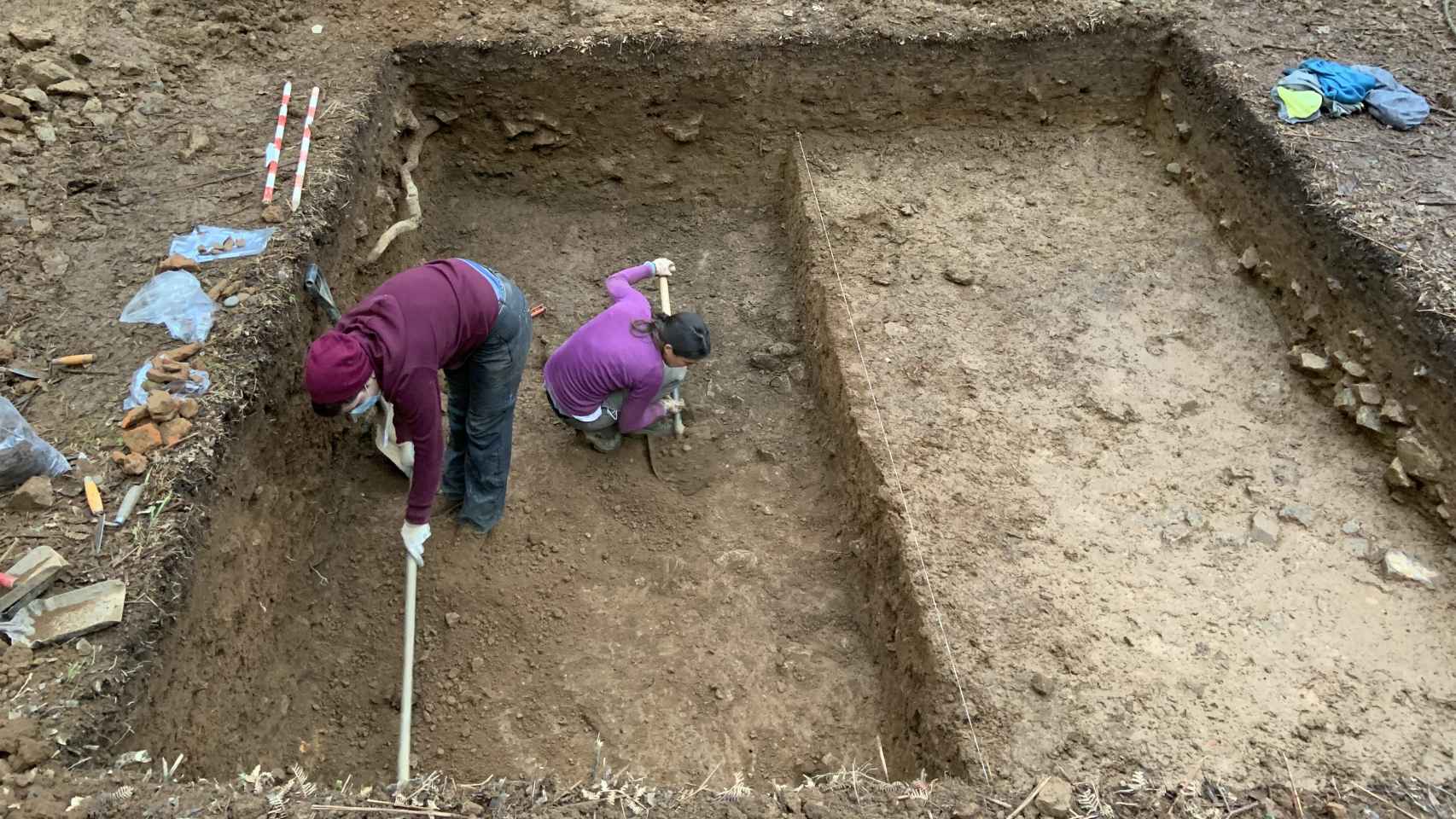 Dos arqueólogas trabajando en un yacimiento gallego.