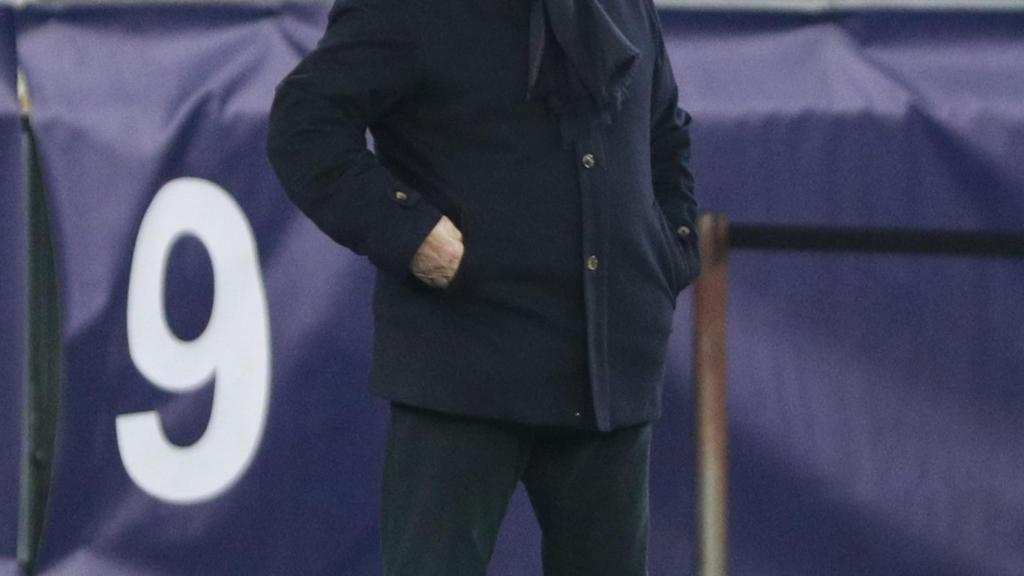 Mircea Lucescu da órdenes a los jugadores del Dinamo de Kiev