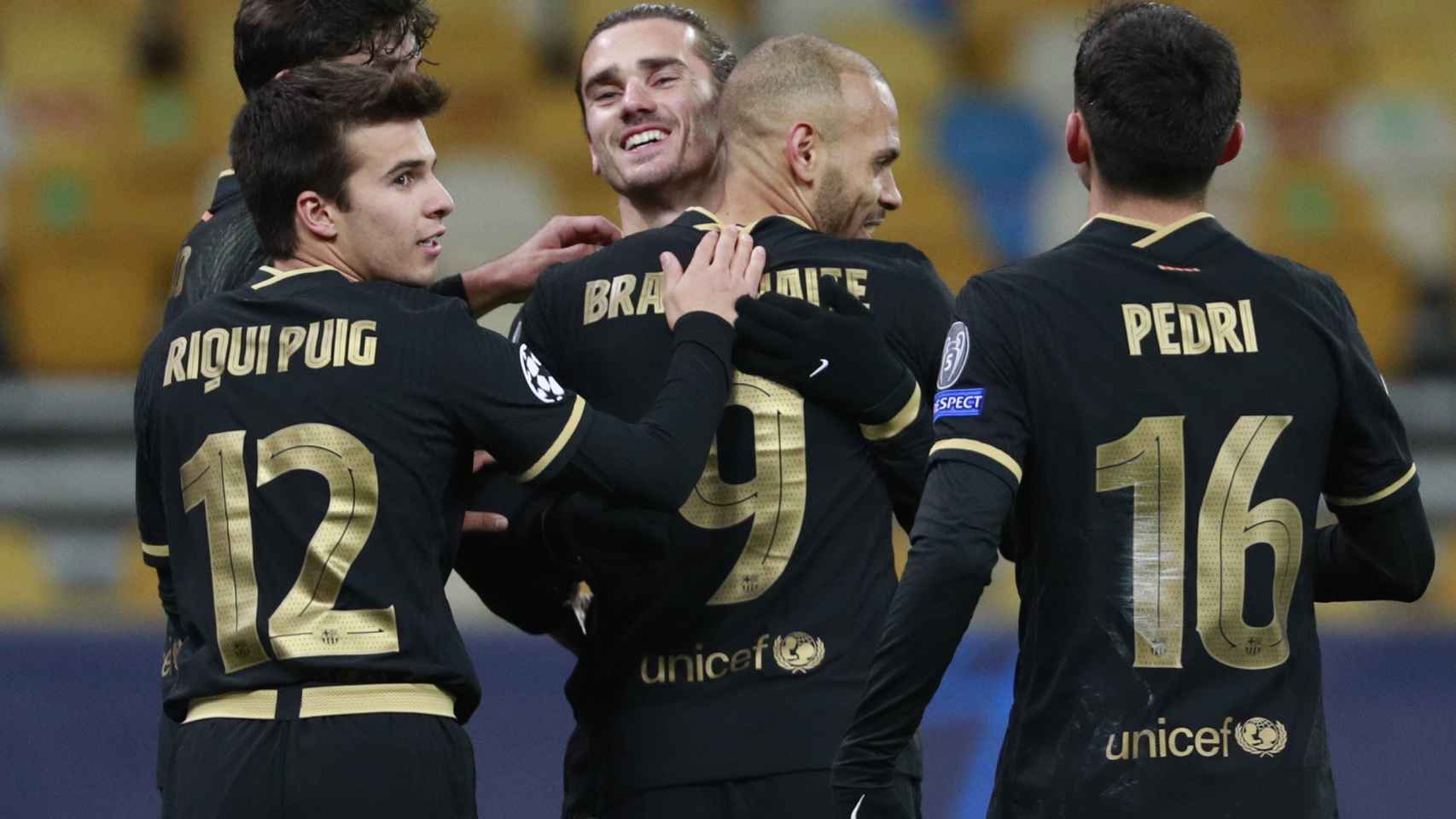 Griezmann abraza a Braithwaite por su gol en la Champions League