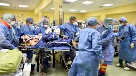 Varios médicos trasladan a un enfermo de coronavirus de 18 años en el hospital San Rafael, en Milán.
