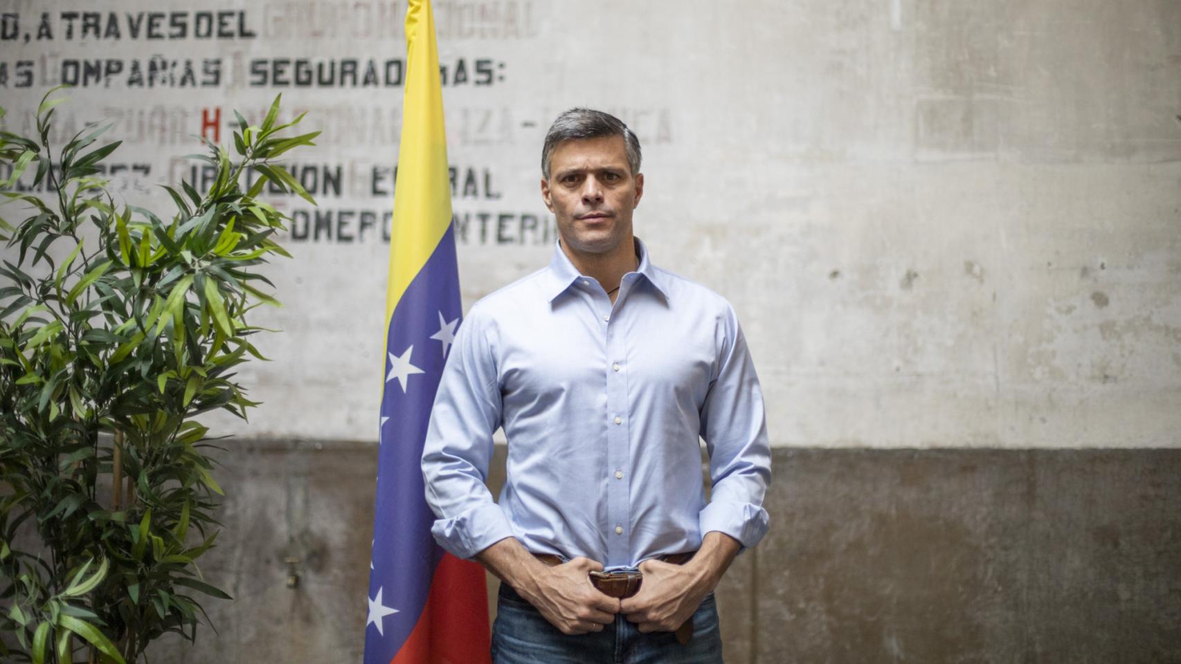 Leopoldo López, junto a la bandera de Venezuela, tras la entrevista en Madrid.