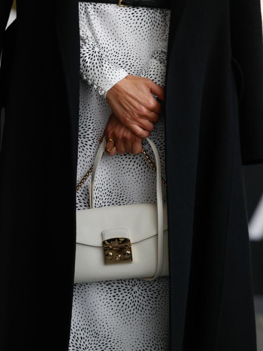 El bolso de mano de color blanco de Letizia.