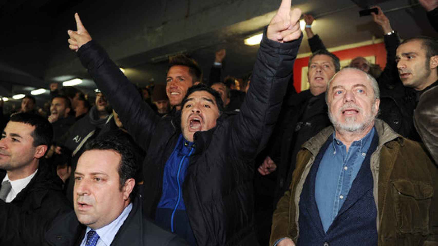 Maradona celebra un gol del Nápoles en el palco