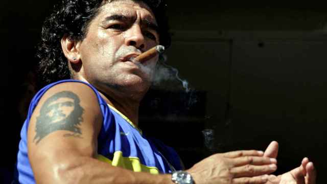 Diego Armando Maradona fumándose un puro