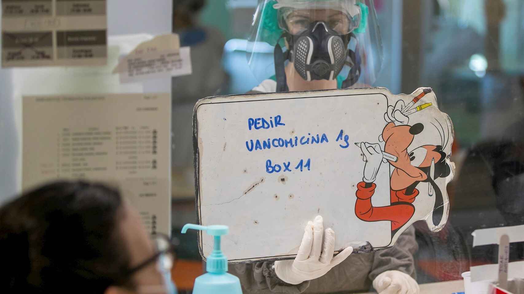 Una enfermera de UCI pide medicación en el Hospital Clínico Lozano Blesa de Zaragoza. EFE/Javier Cebollada