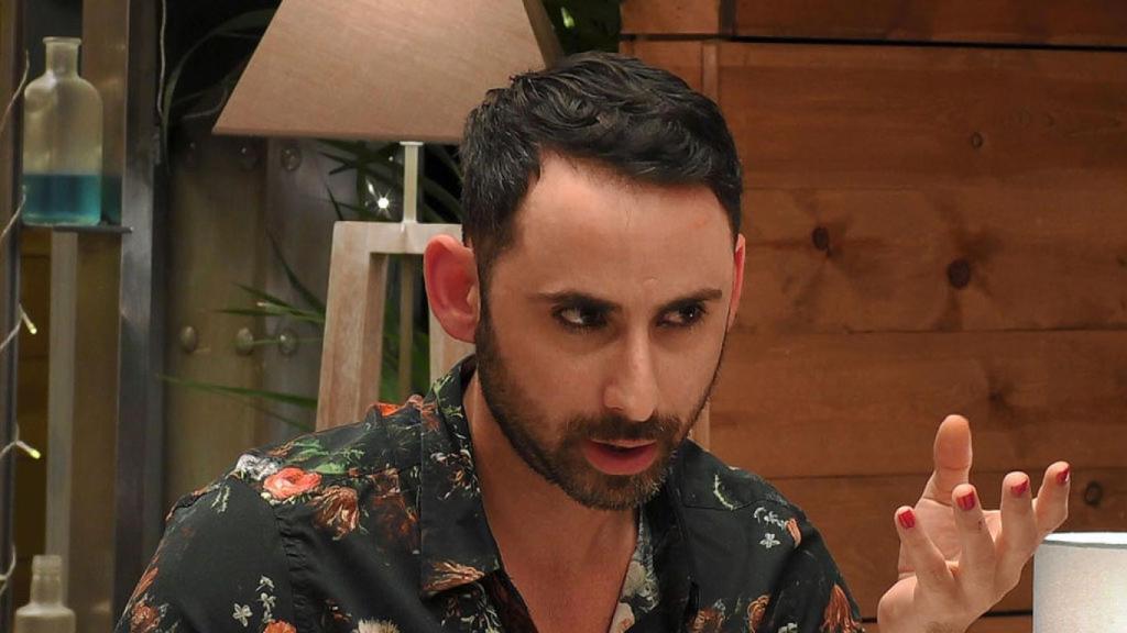 Pedro ha lucido sombrero, uñas pintadas y 'eyeliner' en su cita con Victoria.