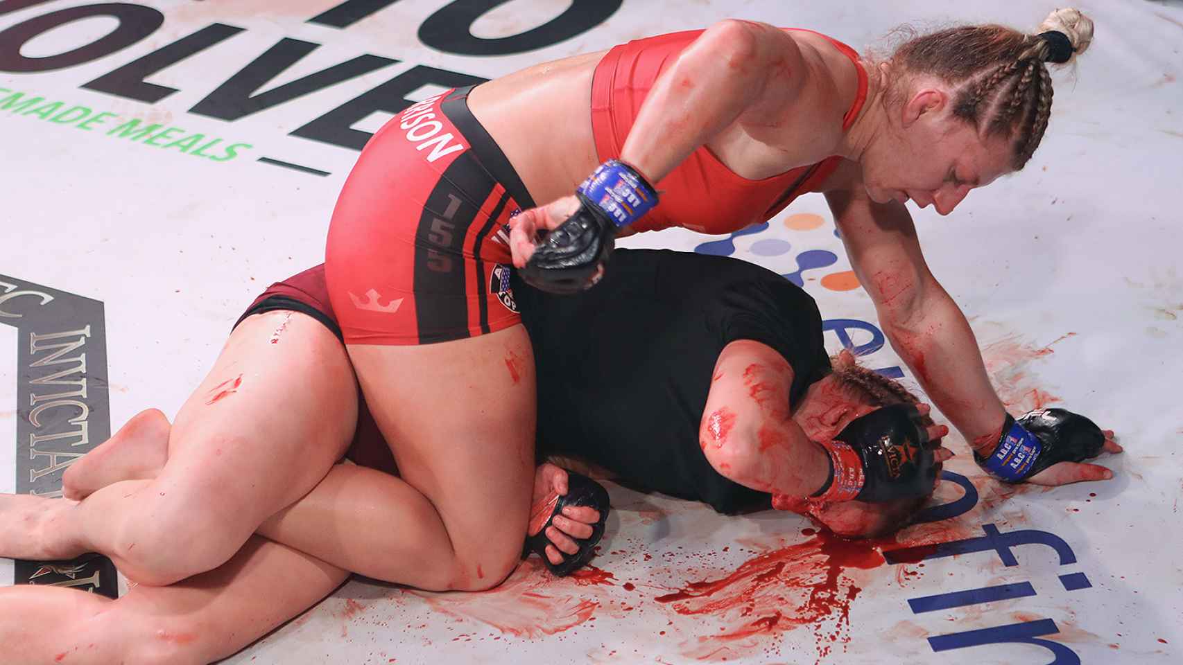 Kayla Harrison durante su pelea frente a Courtney King. Foto: Twitter (@InvictaFights)