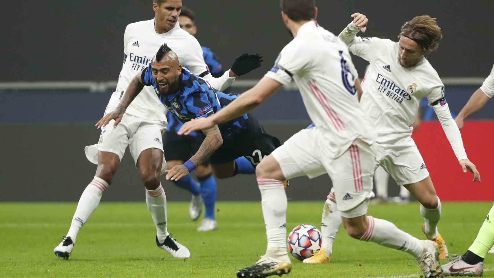 Arturo Vidal se tira ante los jugadores del Real Madrid
