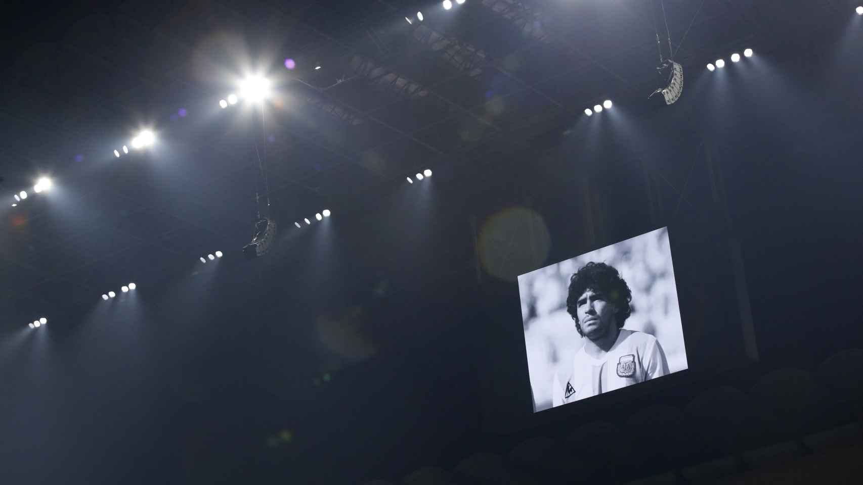 Homenaje a Diego Armando Maradona en San Siro