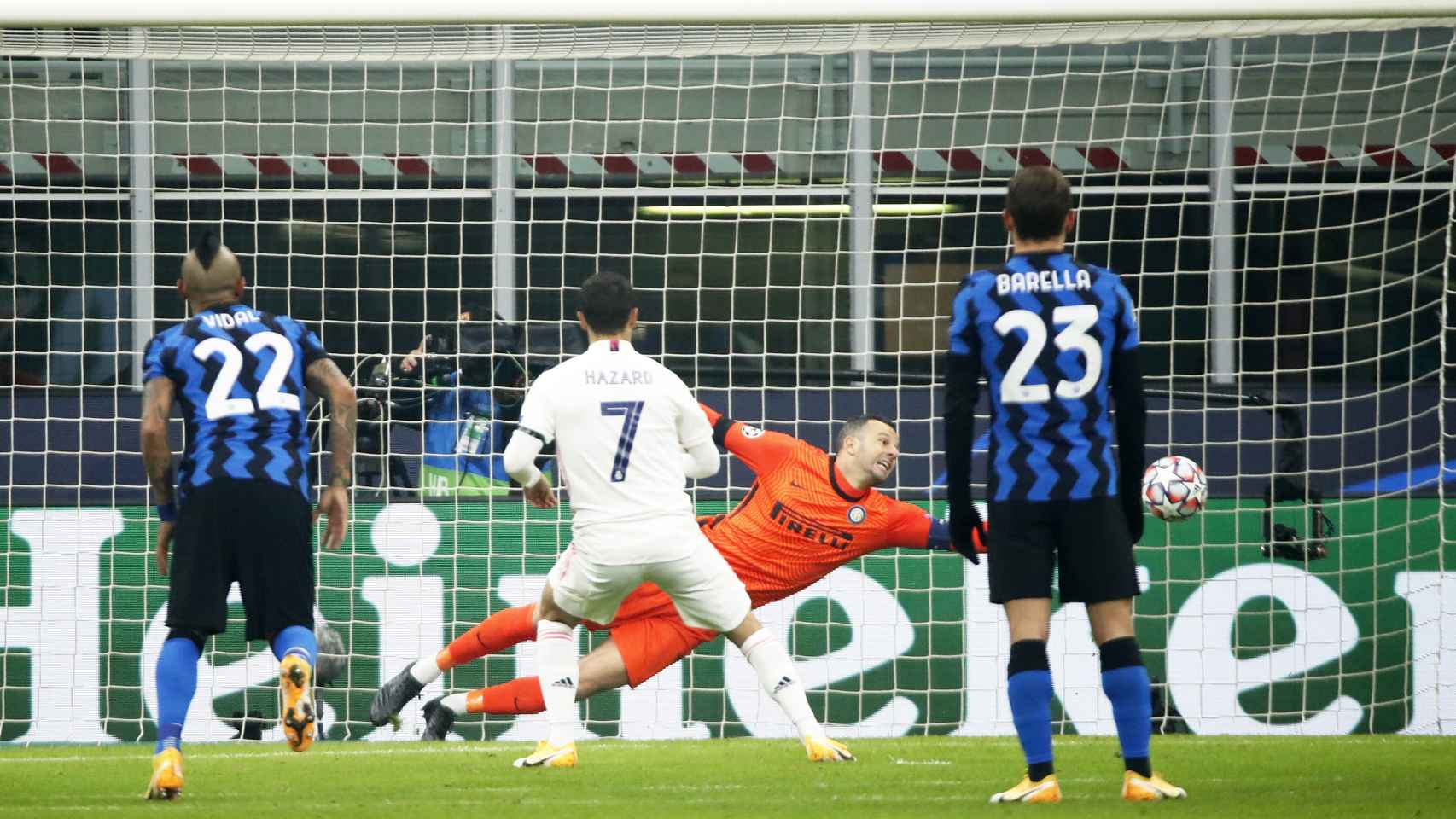 Eden Hazard adelanta al Real Madrid con un gol de penalti al Inter de Milán