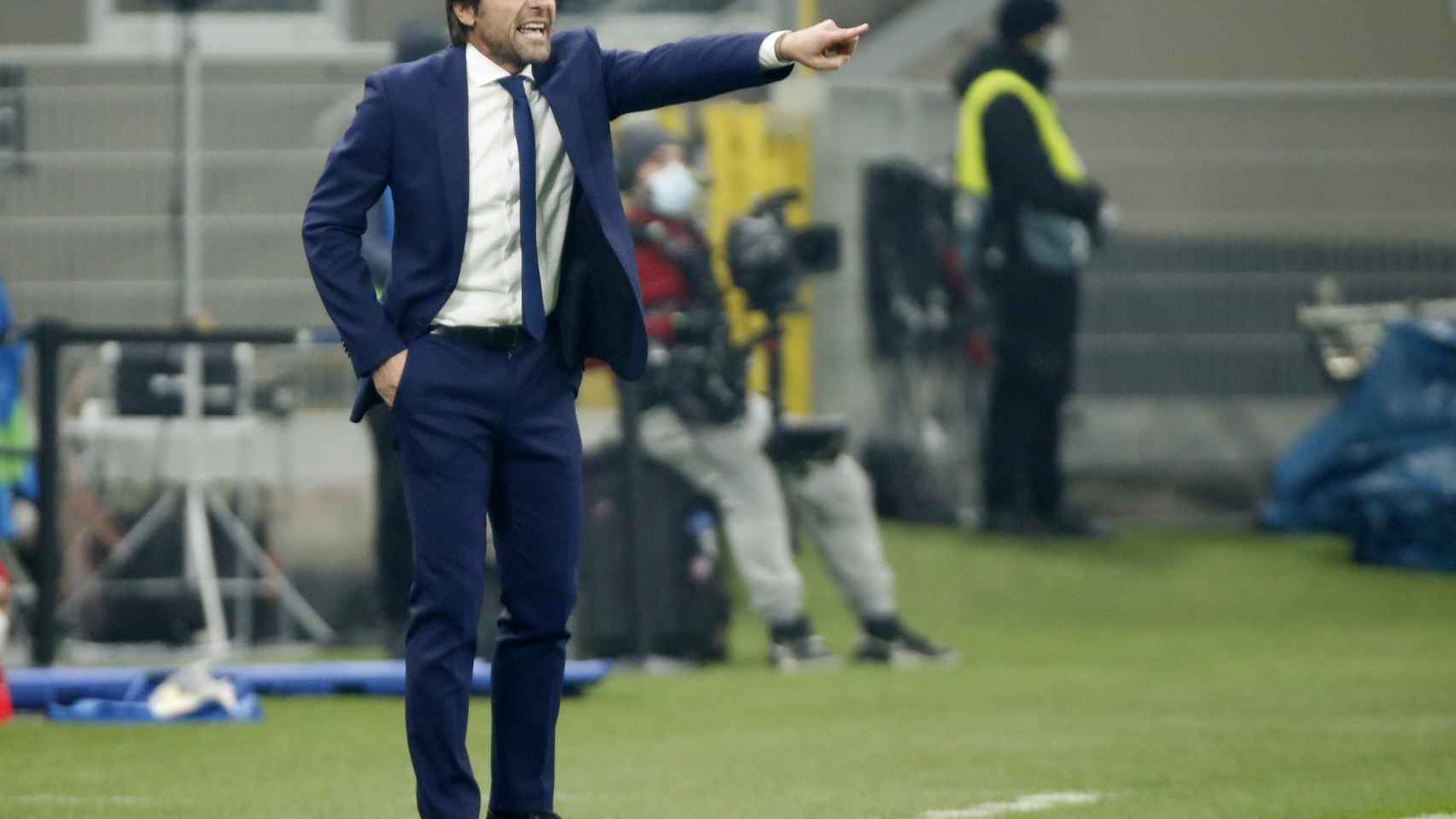 Conte da órdenes a los jugadores del Inter de Milán desde la banda