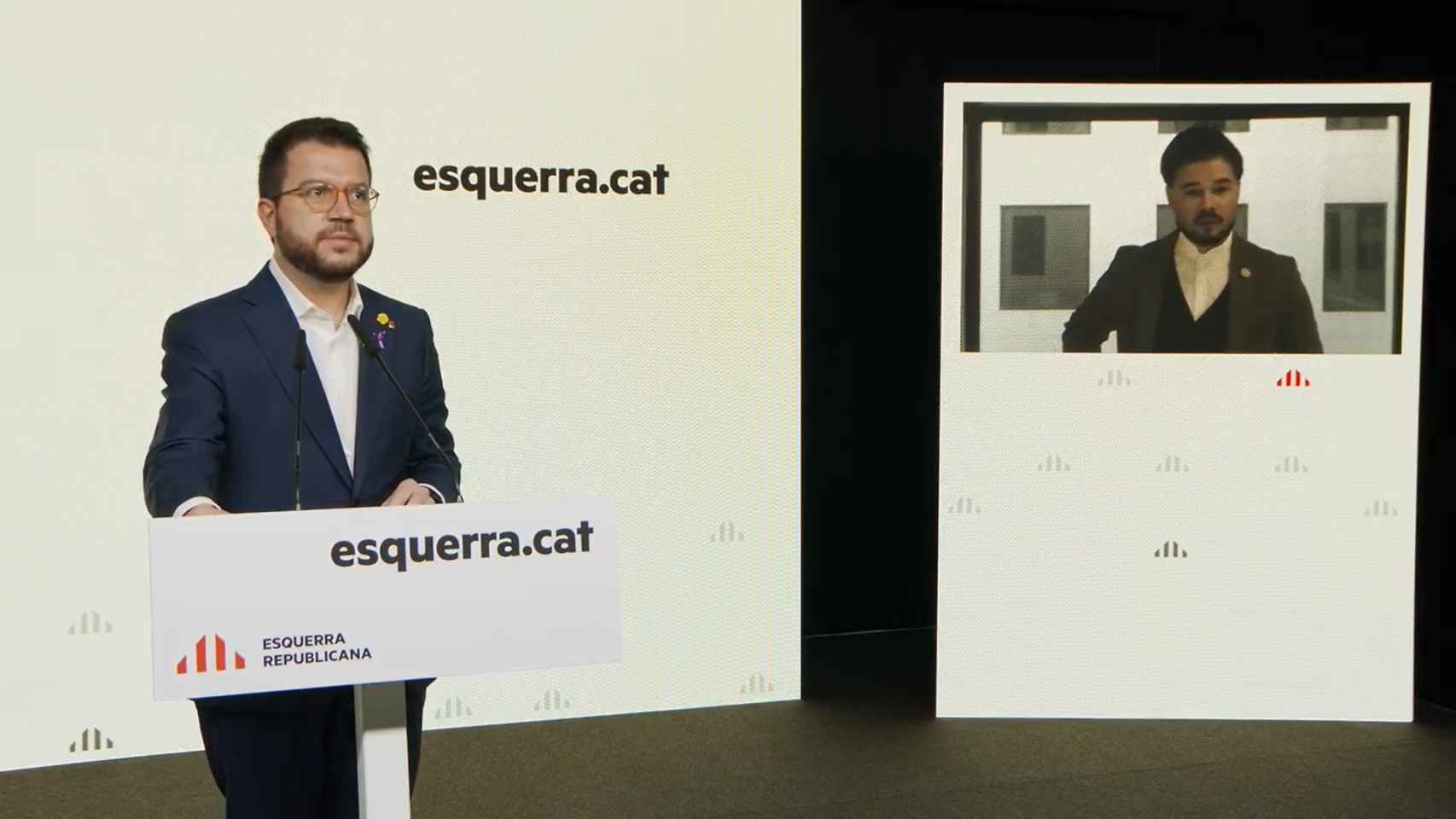 Pere Aragonès, presidente en funciones de la Generalitat y coordinador de ERC, junto a Gabriel Rufián, en rueda de prensa.
