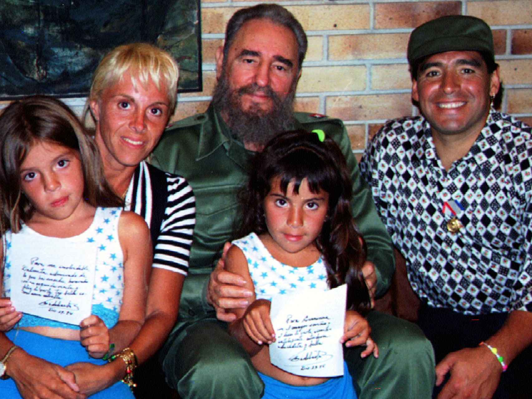 Fidel Castro posa en La Habana junto a Maradona y su mujer Claudia Villafañe y sus dos hijos.