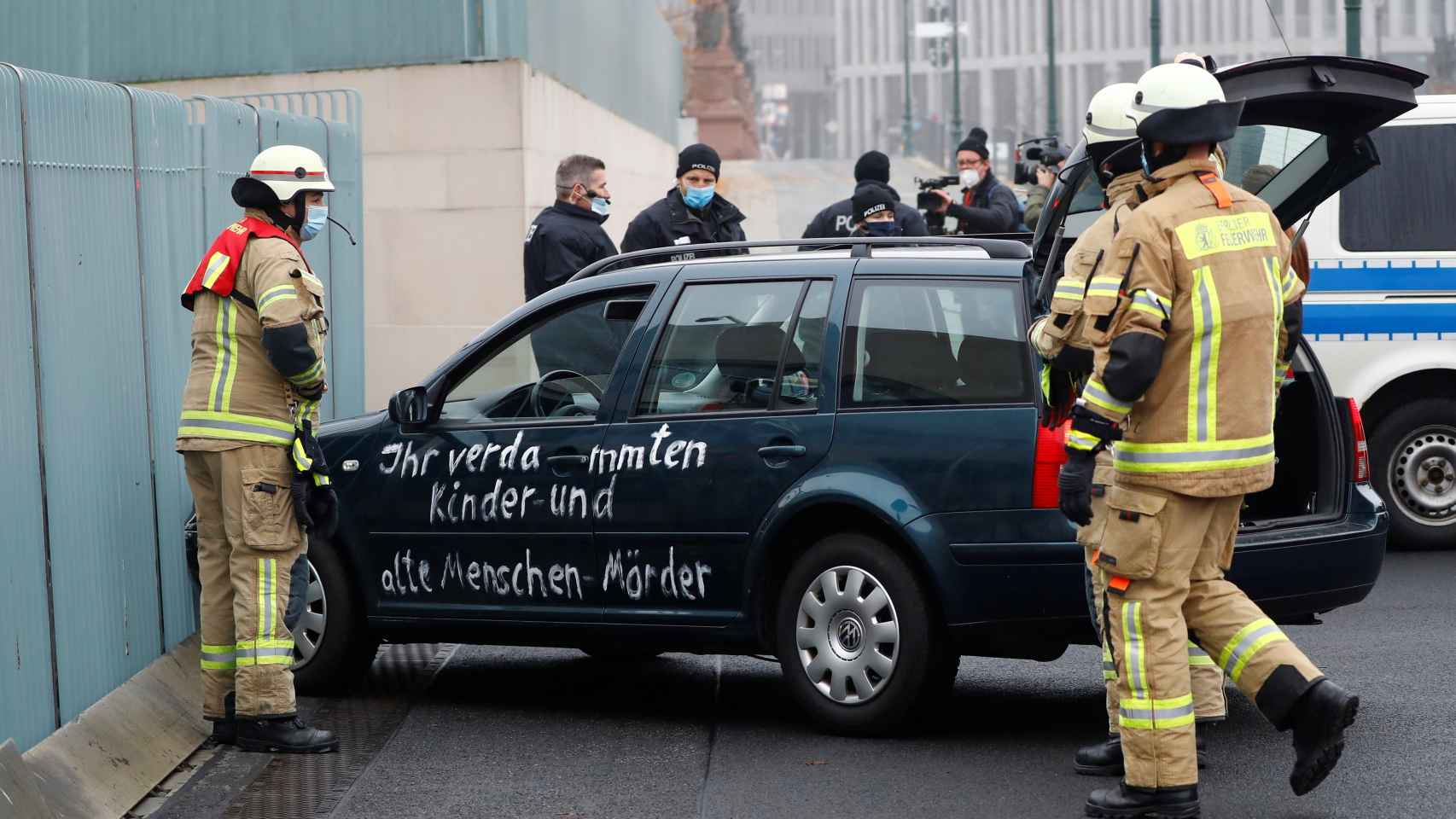 El coche que se ha estrellado contra la Cancillería de Alemania, con un mensaje antiglobalización.