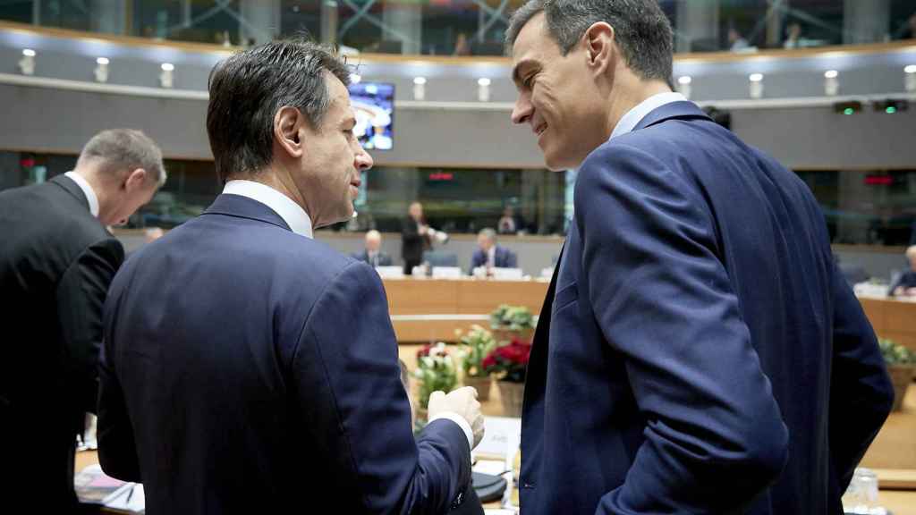 Giuseppe Conte y Pedro Sánchez conversan durante una cumbre de la UE