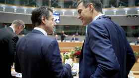Giuseppe Conte y Pedro Sánchez conversan durante una cumbre de la UE