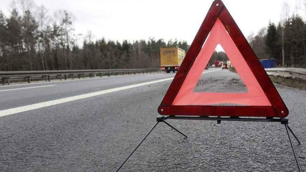 Un triángulo de emergencia, colocado en una carretera para avisar de la avería de un vehículo.