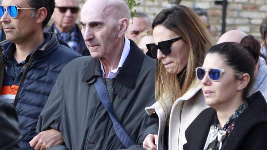 Padre e hija en el funeral de Mayte Vázquez, madre de Irene.