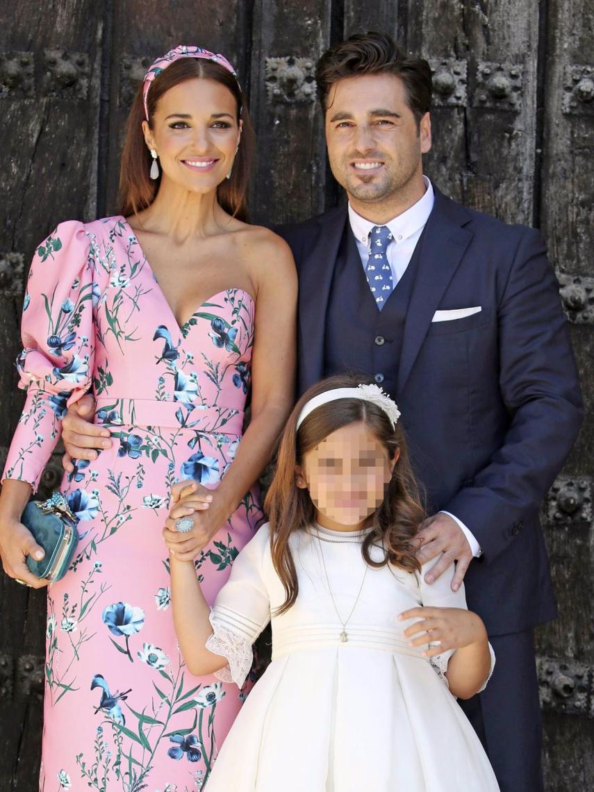 Paula Echevarría y David Bustamante junto a Daniella en el día de su Comunión.
