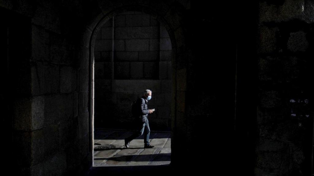 Un hombre con mascarilla camina por el centro de La Coruña.