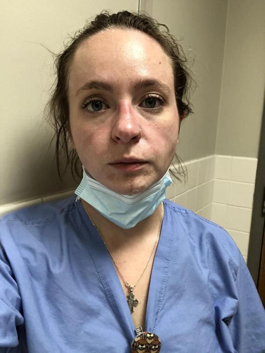La enfermera Kathryn, en otra imagen compartida en su Twitter, tras una jornada laboral.