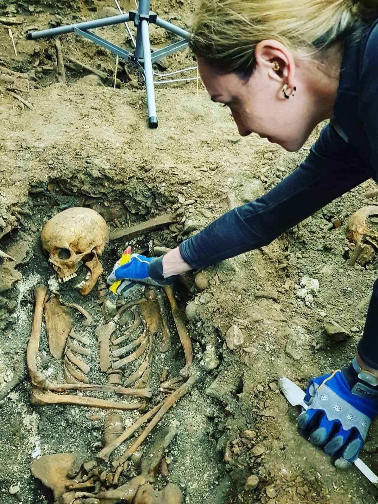 La osteoarqueóloga Emma Bonthorne trabajando sobre uno de los cadáveres.