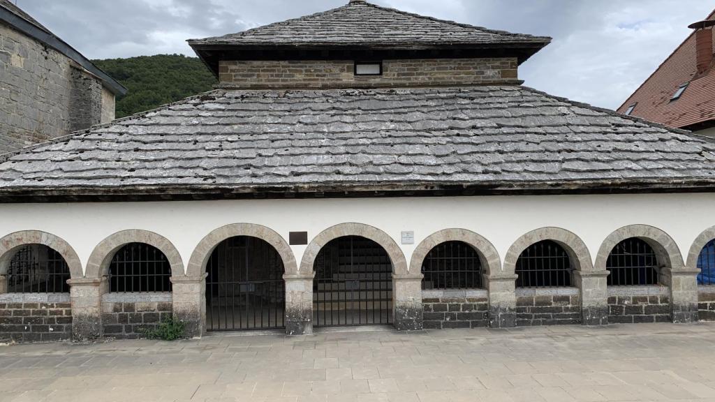 Fachada principal del Silo de Carlomagno, en Roncesvalles.