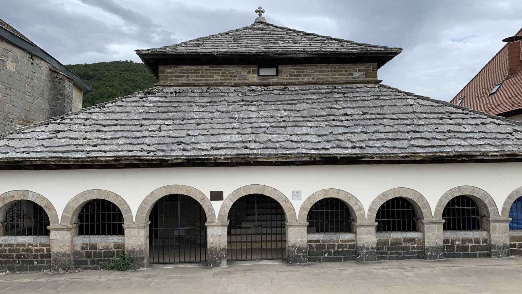Fachada principal del Silo de Carlomagno, en Roncesvalles.