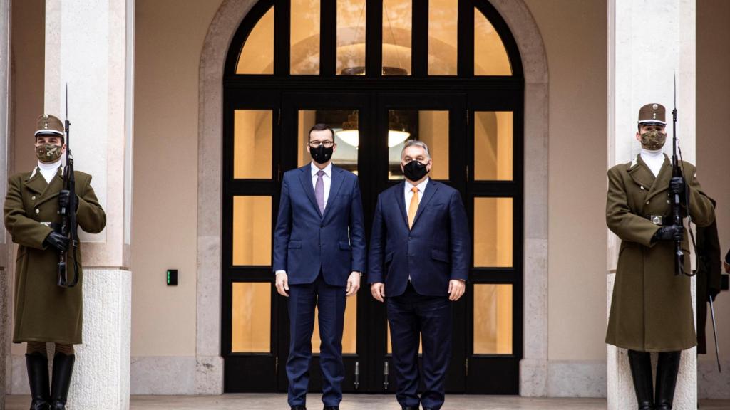 El polaco Mateusz Morawiecki y el húngaro Viktor Orban, durante su encuentro en Budapest este jueves