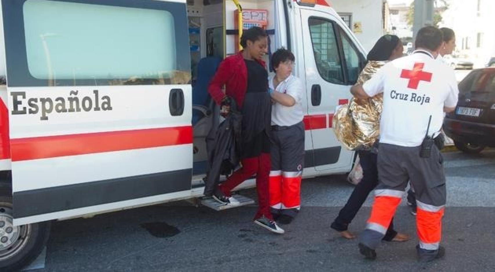 Elvira, la mujer de Iván Lima, es voluntaria en Cruz Roja. En la imagen aparece de frente acompañando a una inmigrante.