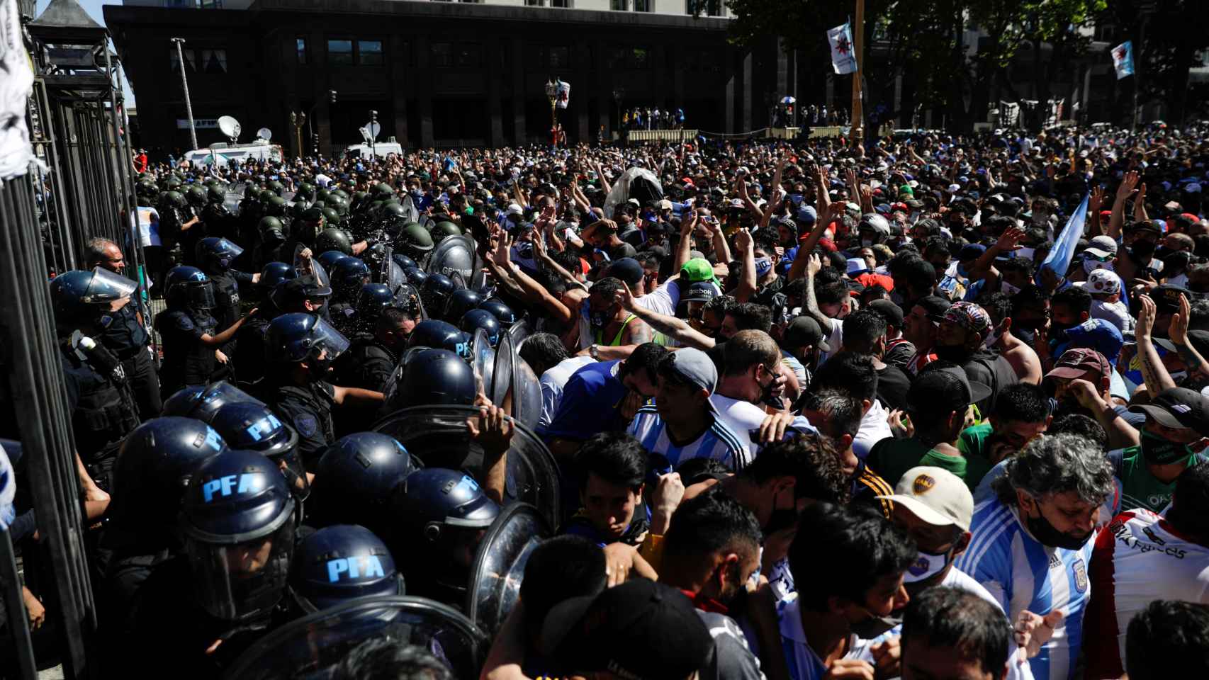 Disturbios para entrar al velatorio de Maradona