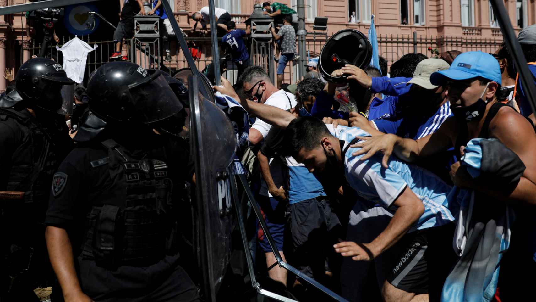 Disturbios en la Casa Rosada intentando entrar a ver el féretro de Maradona