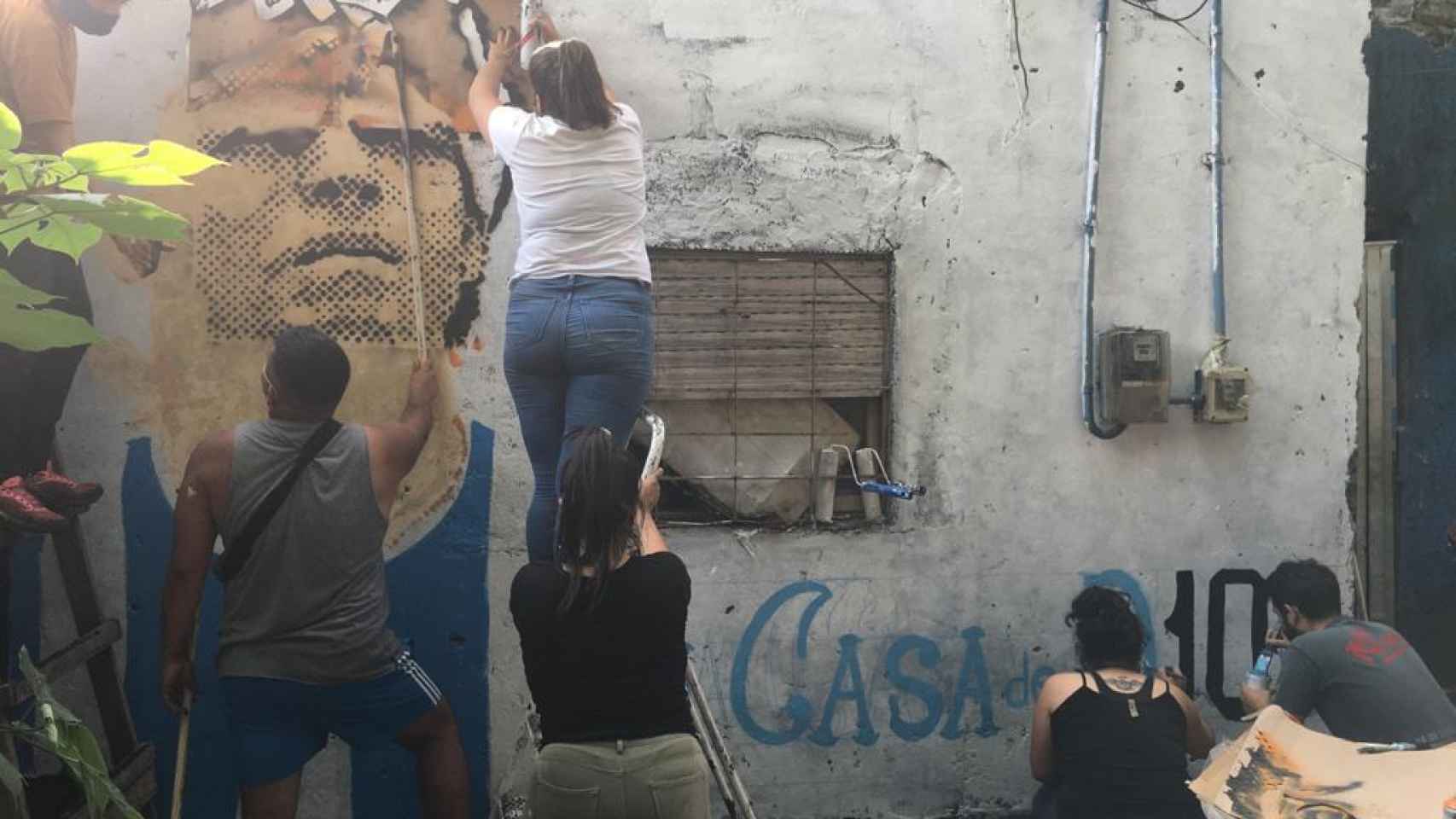 Vecinos arreglan la casa de Maradona