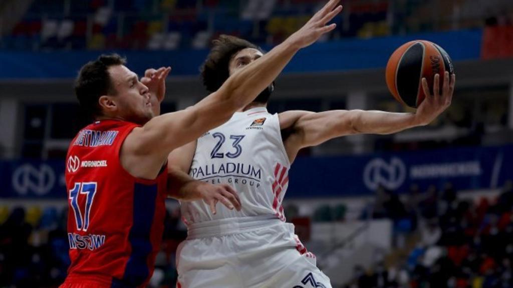 Llull anotando ante el CSKA