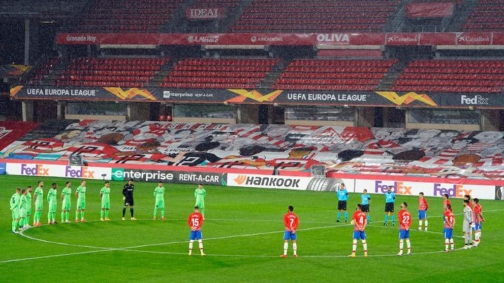 Minuto de silencio en el Granada-Omonia en honor a Maradona