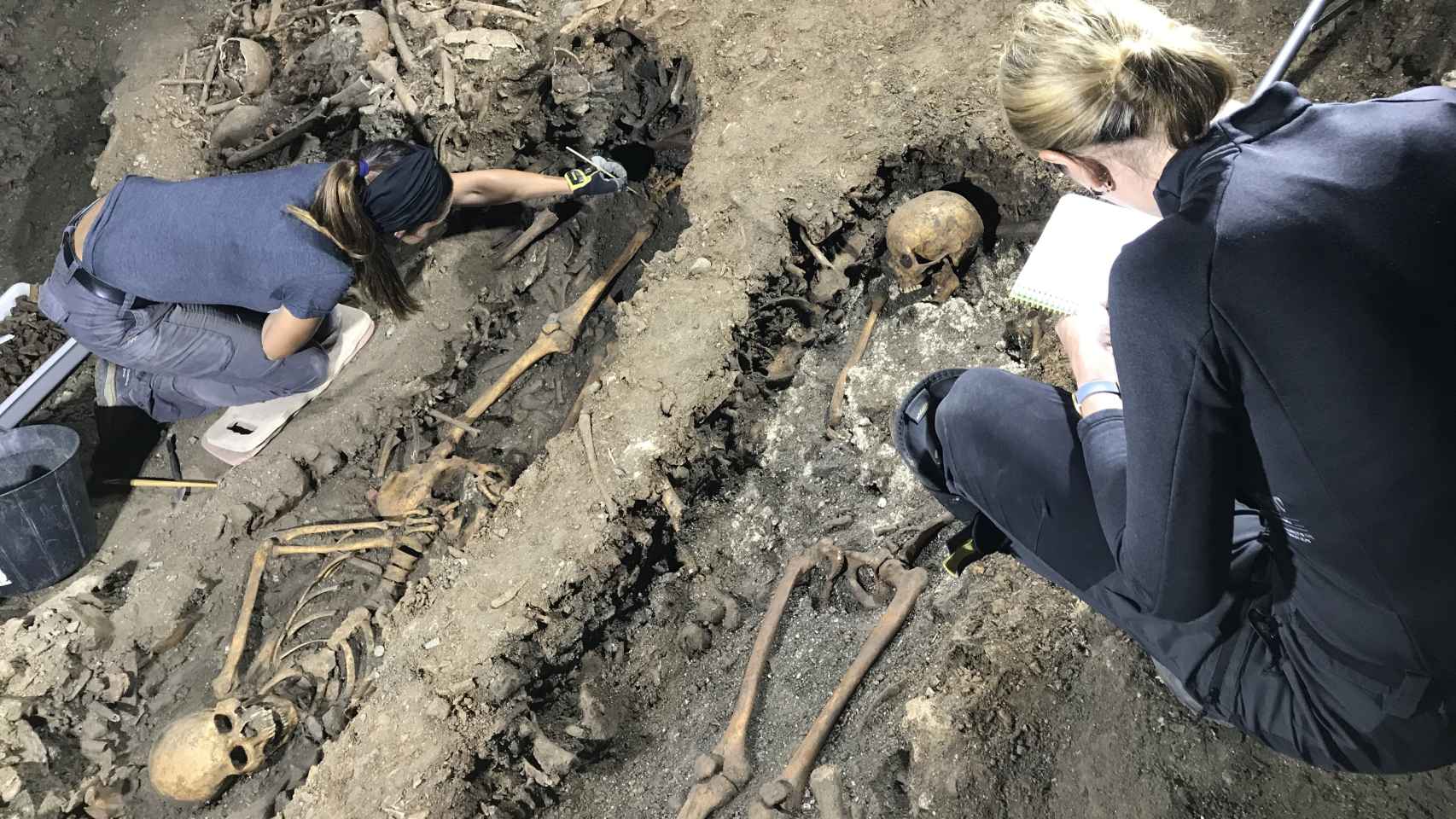 Dos investigadoras excavando en el Silo de Carlomagno.