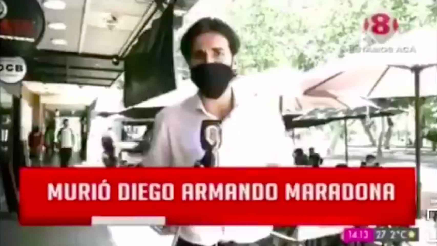 Periodista argentino cubriendo la muerte de Maradona