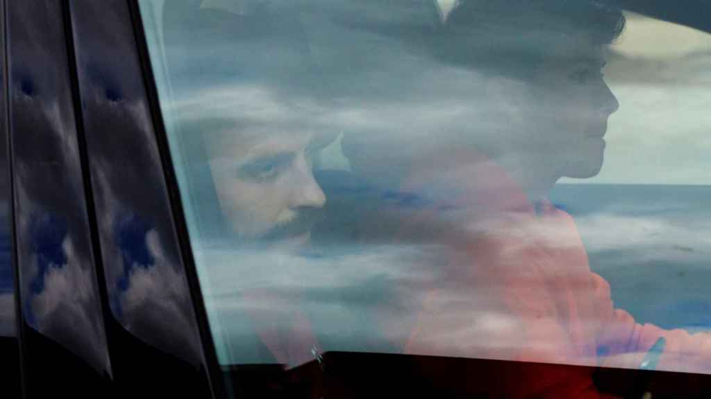 Gerard Piqué en su coche saliendo de la Ciudad Deportiva Joan Gamper